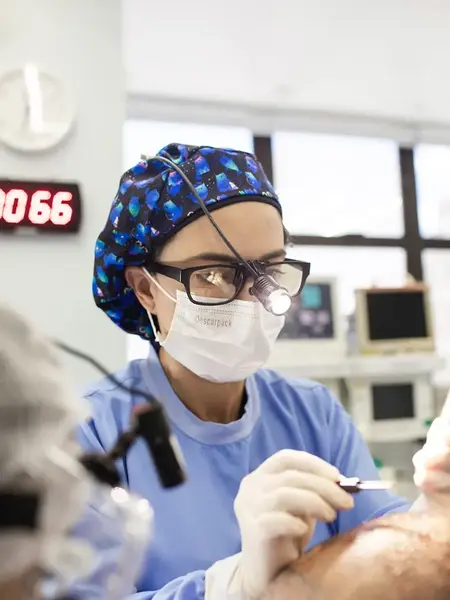 Transplante Capilar Dói? Como a Dor é Controlada Durante o Procedimento